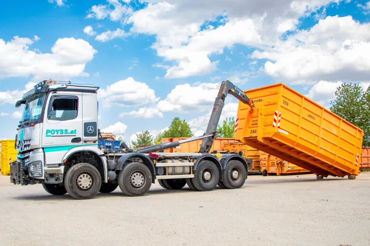 Abrollkipper von Poyss liefert einen Container