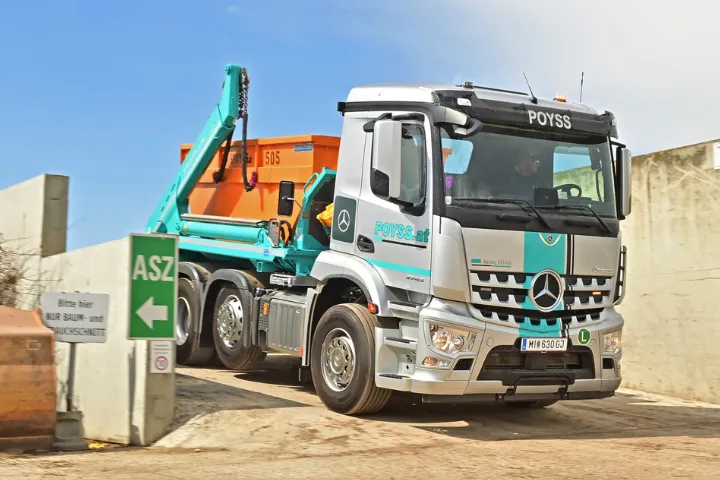 Absetzkipper-LKW von Poyss am Altstoffsammelzentrum