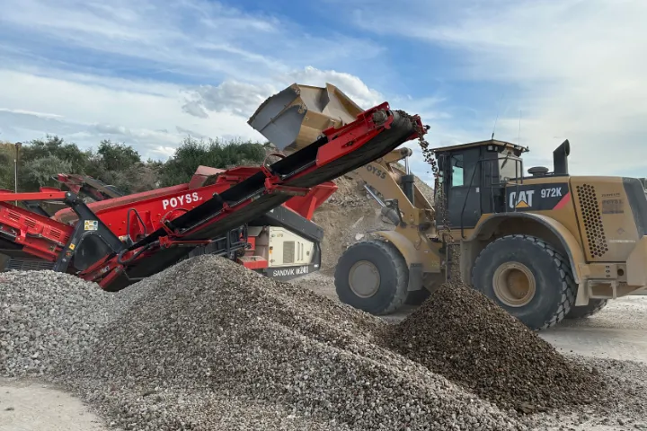 Radlader und Siebanlage bei der Aufbereitung von Recyclingmaterial