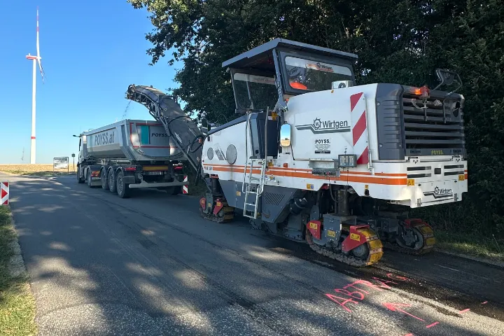 Asphaltfräse und LKW bei Straßenbauarbeiten