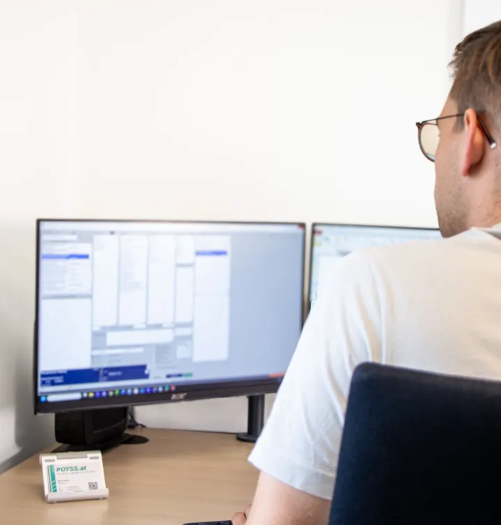 Projektplanung am Bildschirm im Büro von Poyss