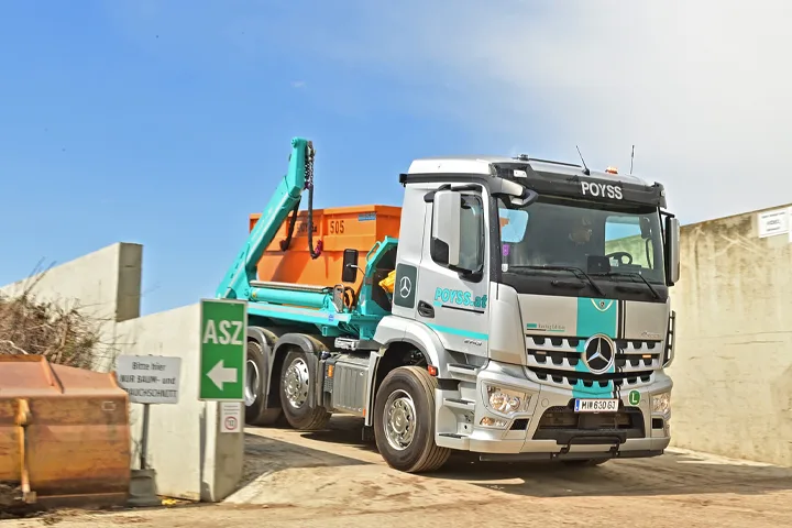 LKW von Poyss mit Absetzmulde für Transporte