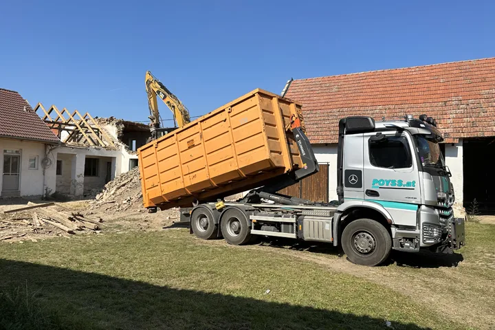 Abrollkipper mit Container für Abbruch und Entsorgung