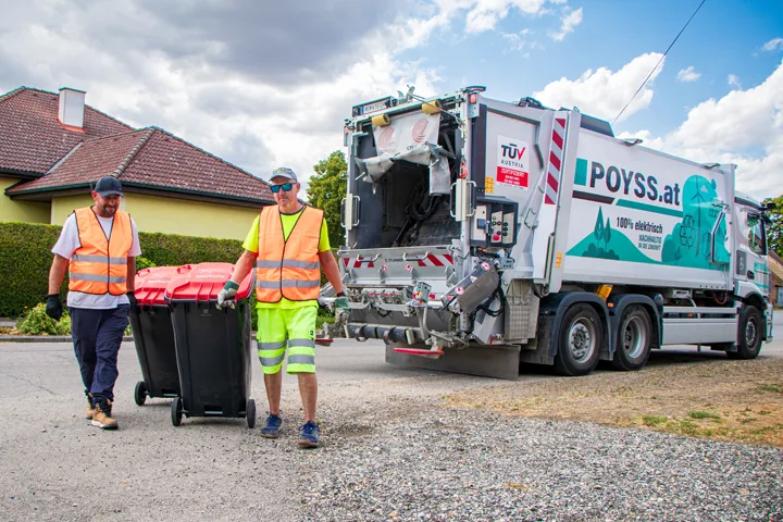 Müllabfuhr: Mitarbeiter bringen Mülltonnen zum Poyss-Müllwagen