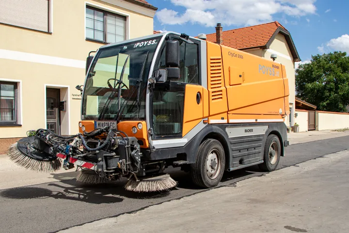 Kleinkehrmaschine von Poyss im Ortsgebiet