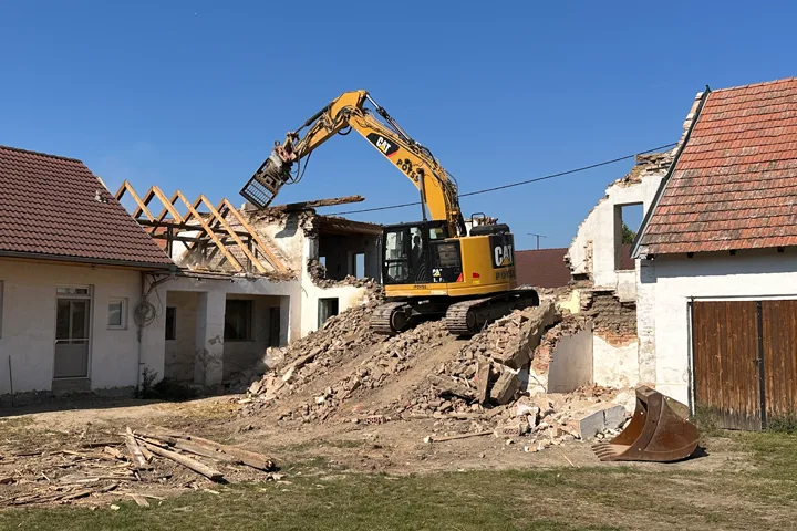 Bagger beim Abbruch eines alten Wohnhauses