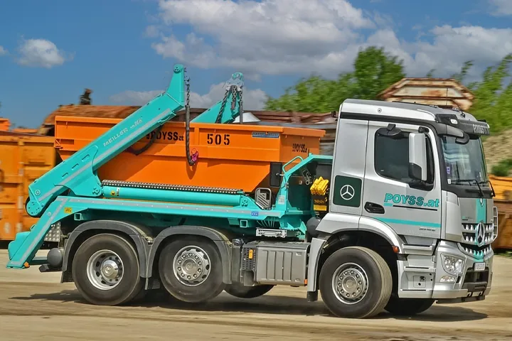 Absetzkipper mit oranger Mulde von Poyss