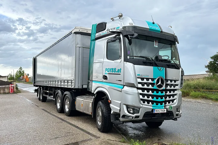Sattelzug von Poyss für die Güterbeförderung
