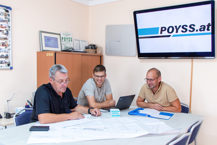Team von Poyss bei einer Besprechung im Büro
