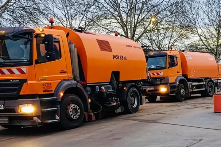 Orange Kehrmaschinen von Poyss für die Straßenreinigung